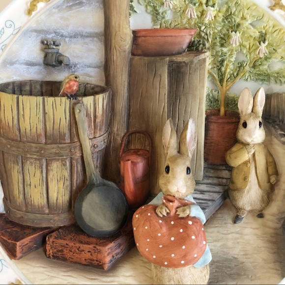 Amongst the Flowerpots 3D Peter Rabbit Musical Plate LNC - Picture 3 of 7